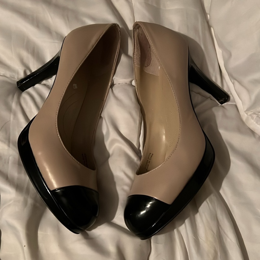 Tahari Tan and Black Pumps euc - Picture 3 of 3